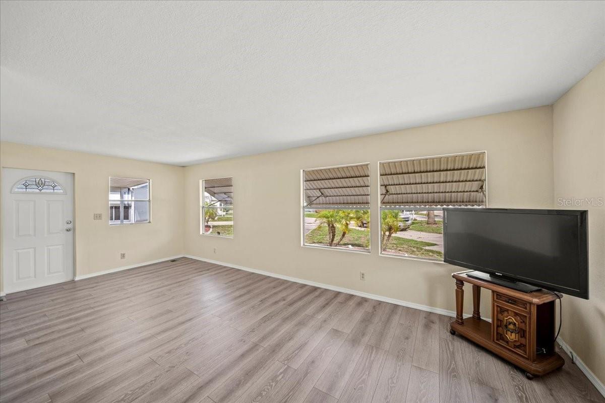 Image 6 of 34 For 752 Knotty Pine Circle