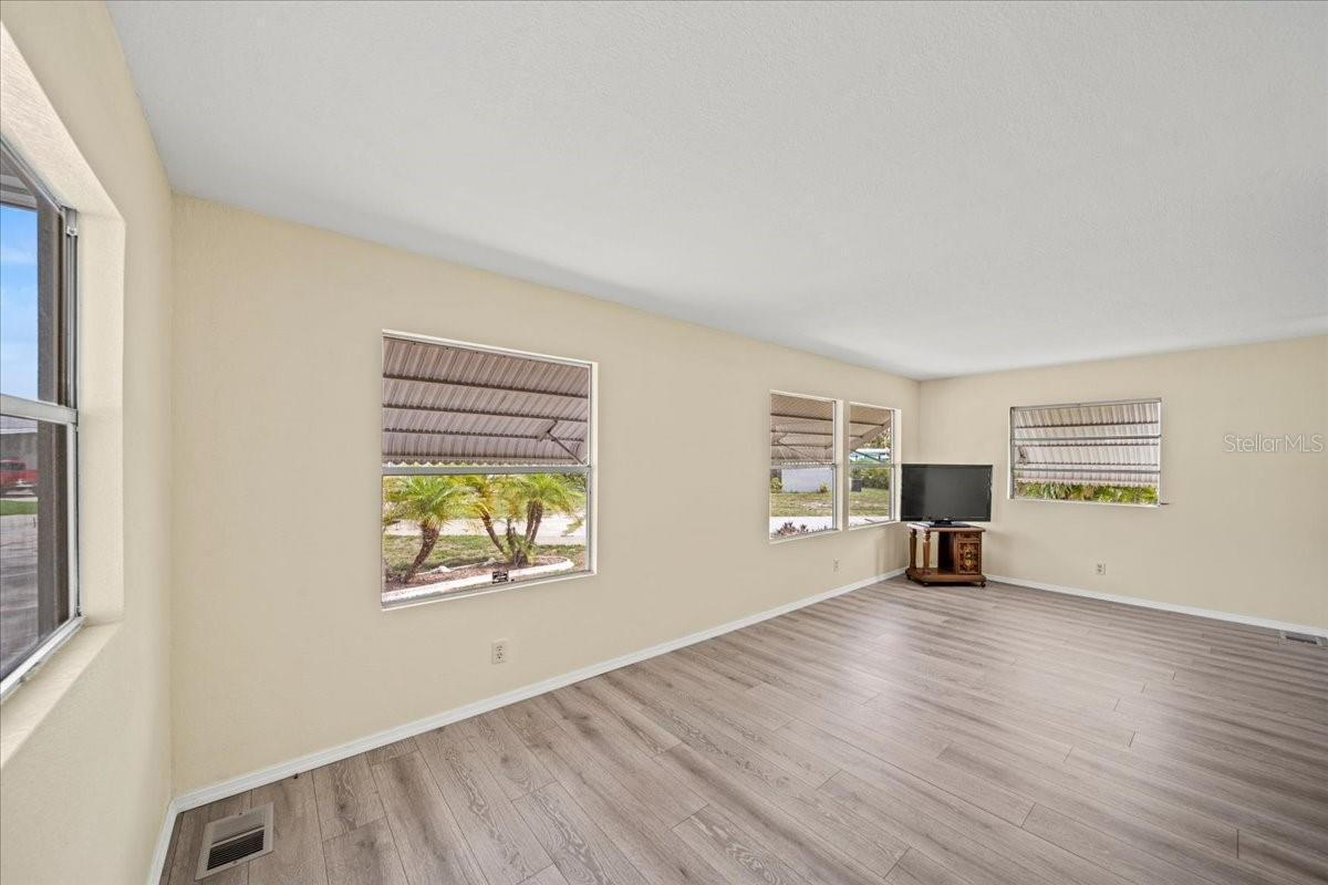 Image 7 of 34 For 752 Knotty Pine Circle