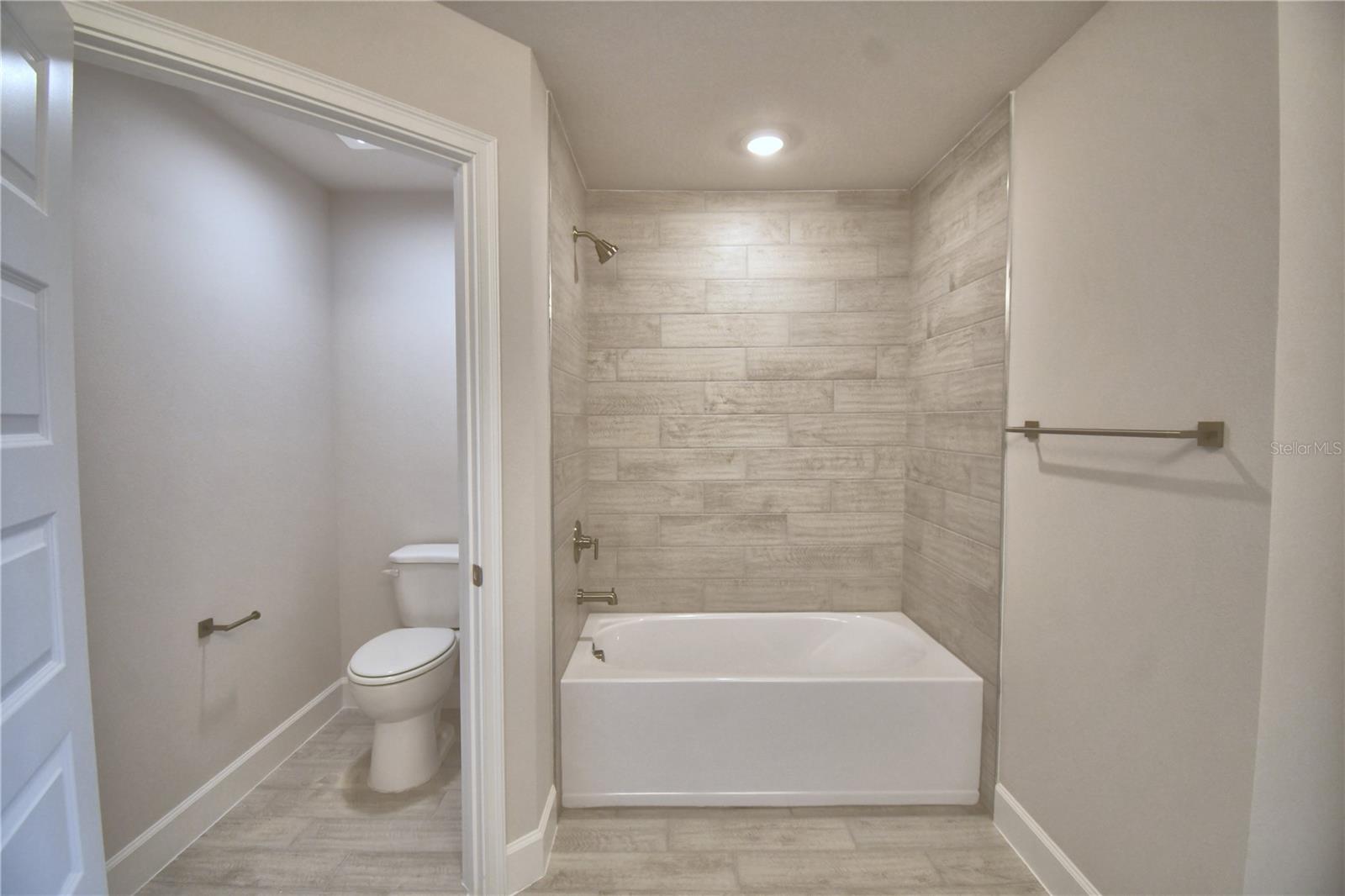 Image 23 of 69 For 5409 Waterside Drive