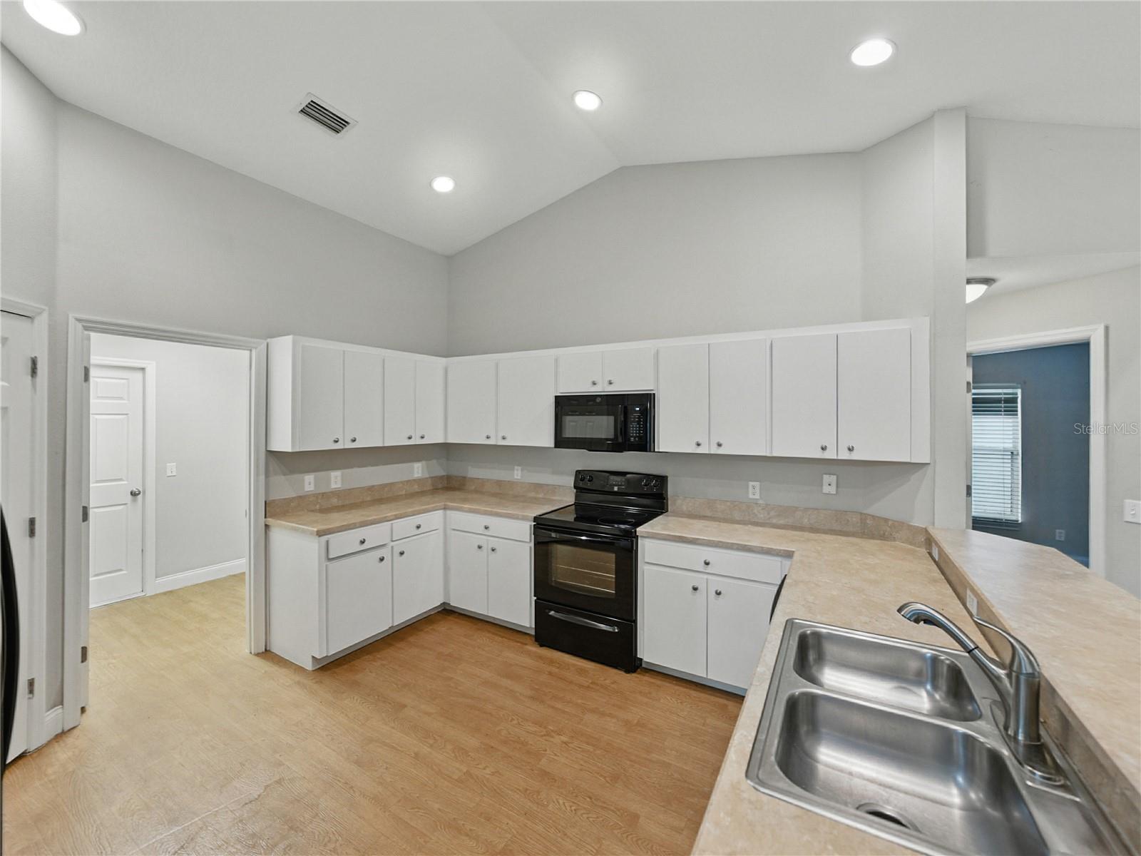 Image 12 of 68 For 5522 1st Street Se