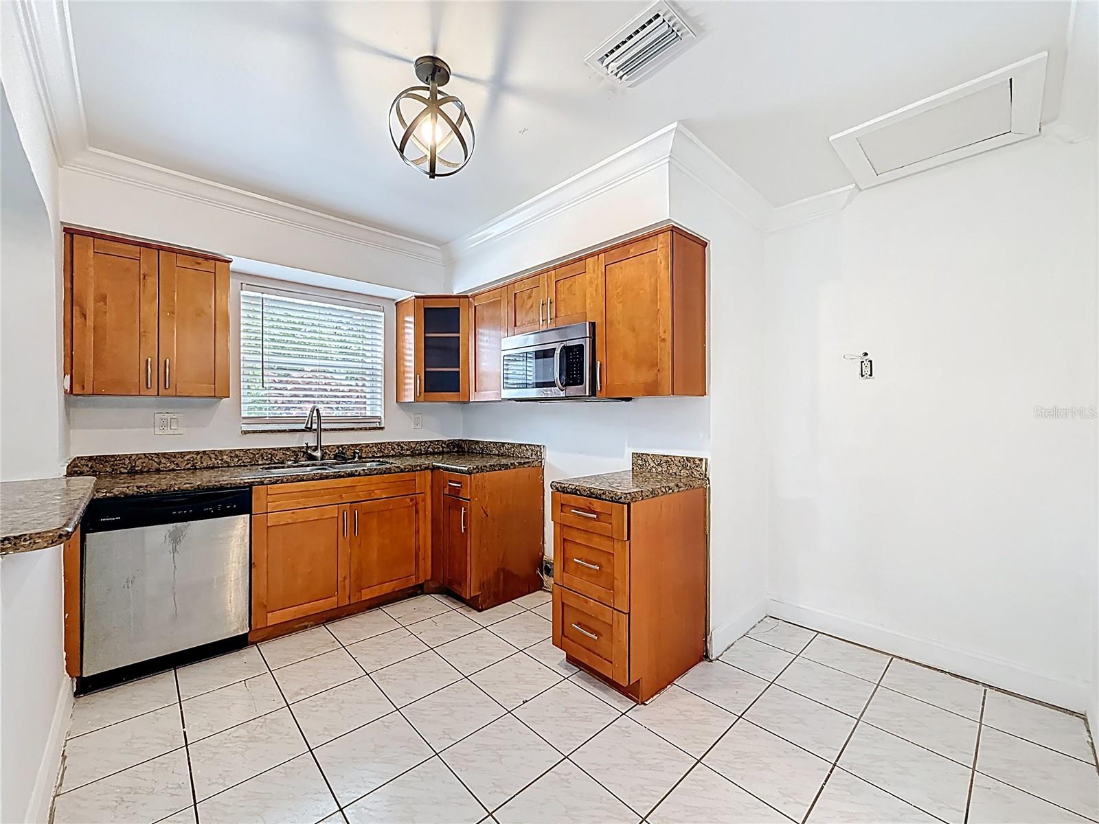 Image 11 of 40 For 6464 Mcclellan Street