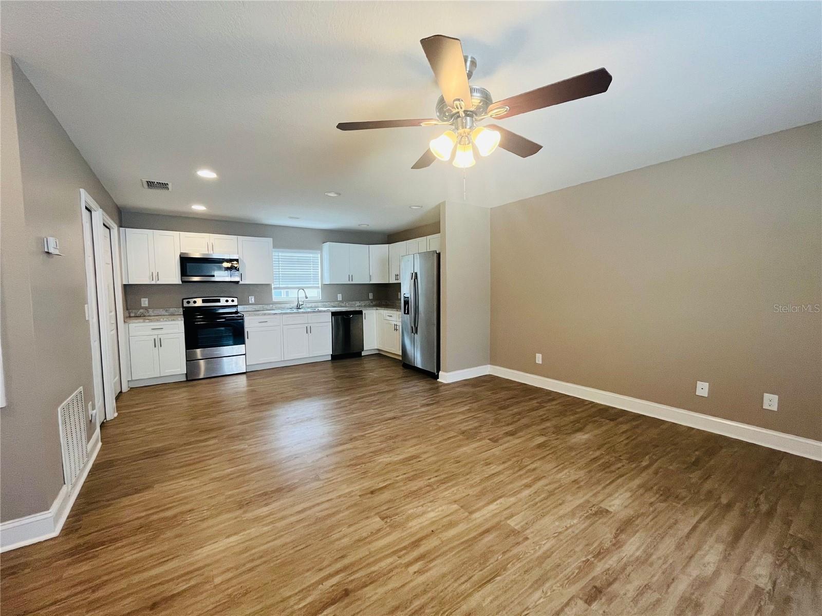 Image 2 of 12 For 640 Grapefruit Avenue Apt B