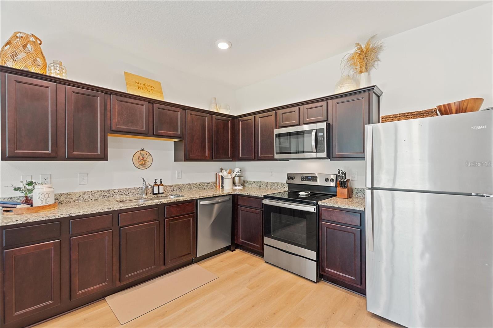Image 10 of 27 For 943 Grandin St