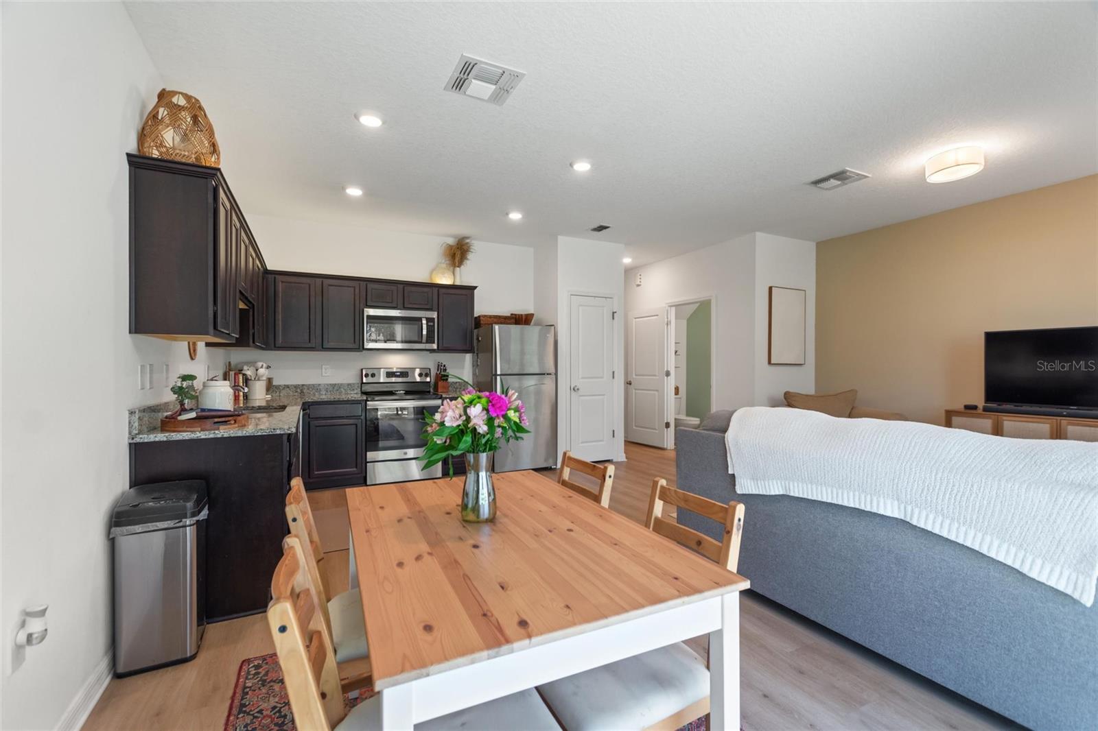 Image 12 of 27 For 943 Grandin St