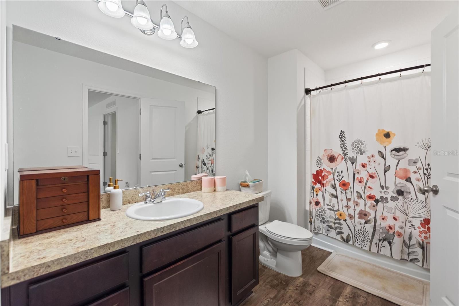 Image 16 of 27 For 943 Grandin St