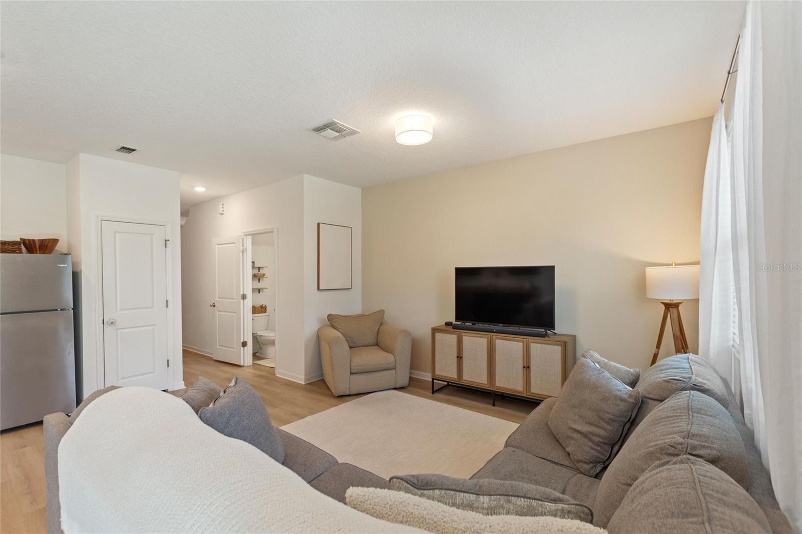 Image 5 of 27 For 943 Grandin St