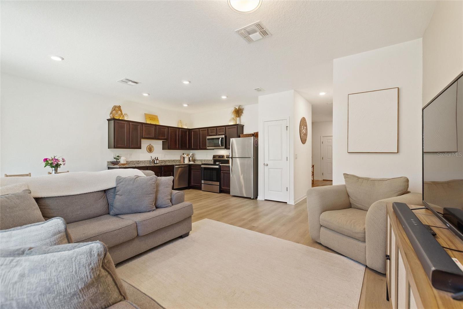 Image 6 of 27 For 943 Grandin St