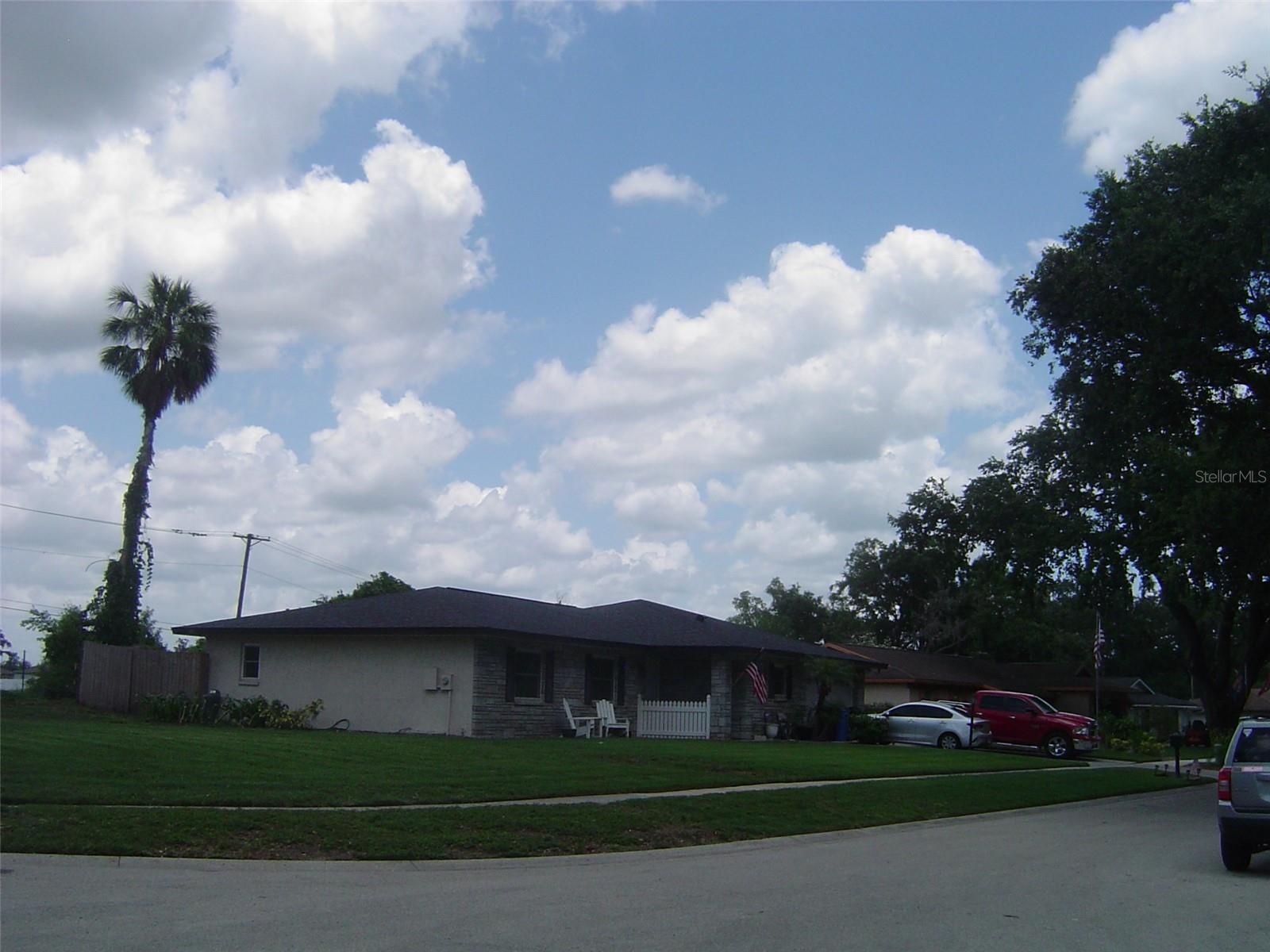 Image 3 of 20 For 704 Queens Court