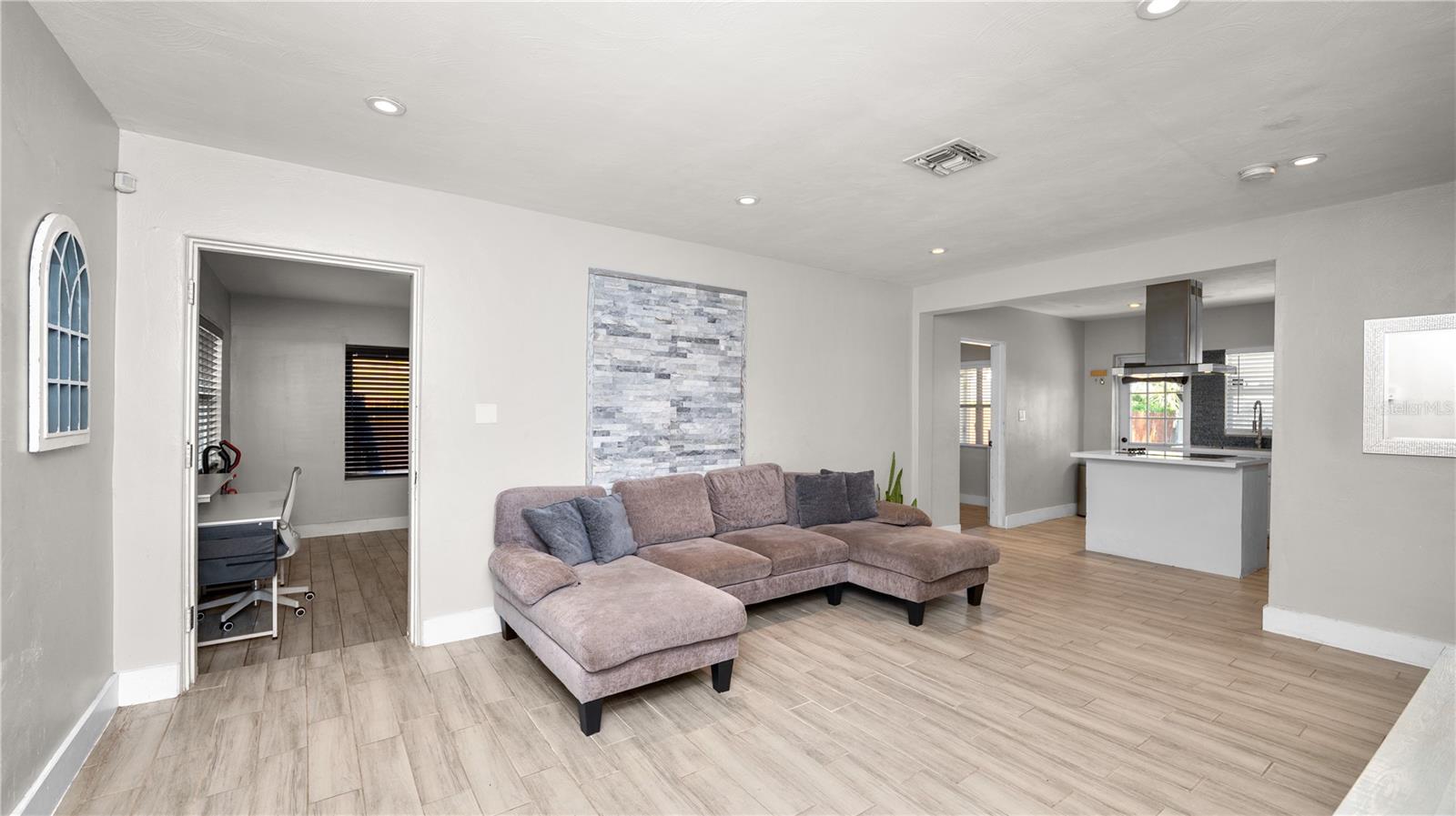 Image 6 of 49 For 544 Avenue G Se