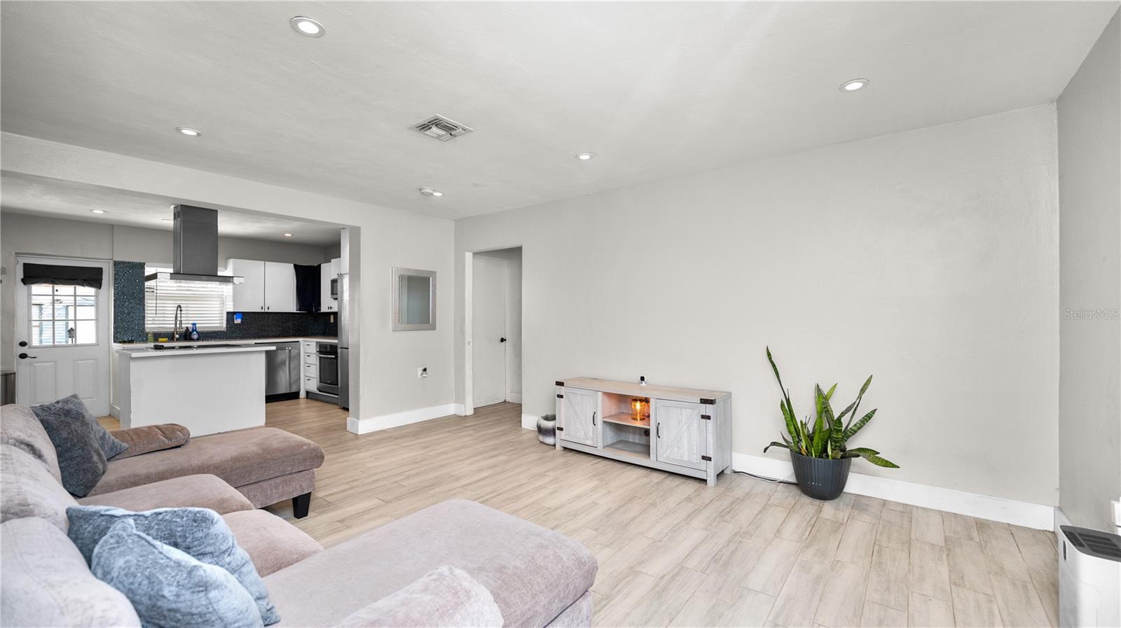 Image 8 of 49 For 544 Avenue G Se