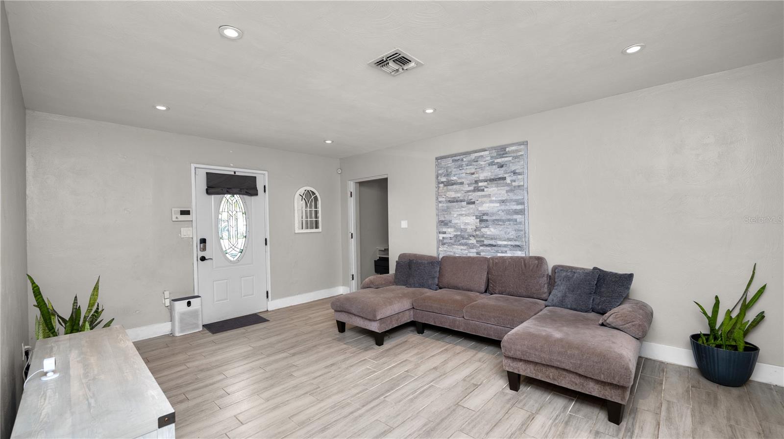 Image 9 of 49 For 544 Avenue G Se