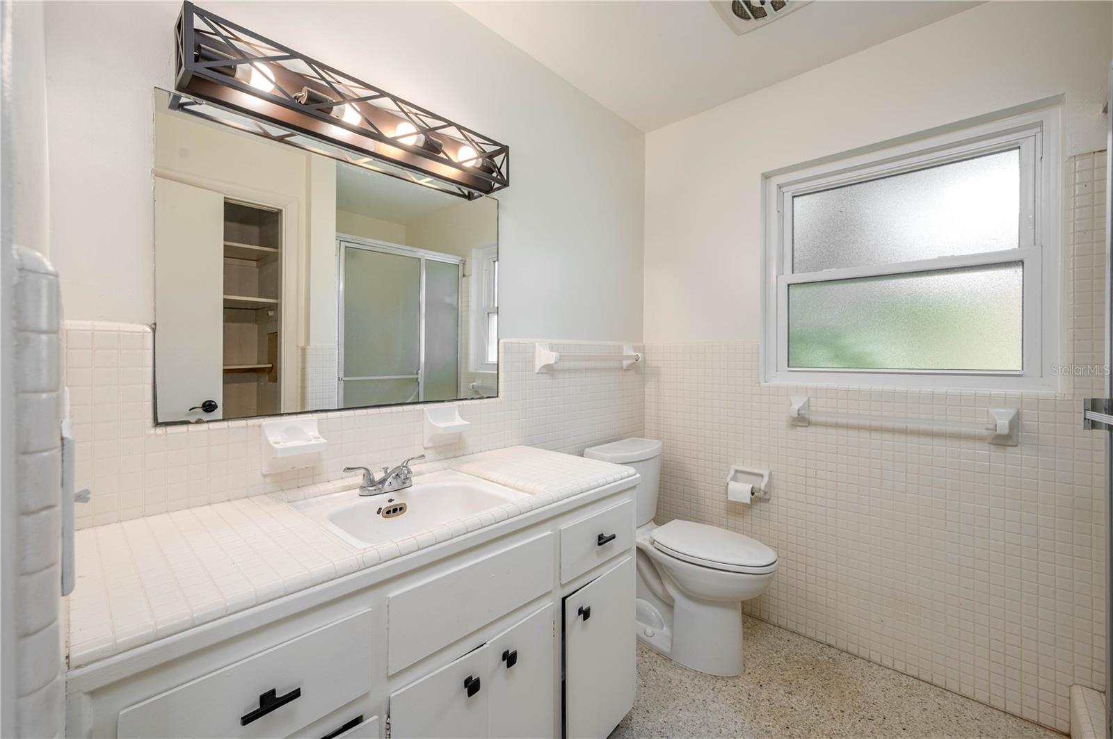 Image 16 of 51 For 18 Aqualane Drive