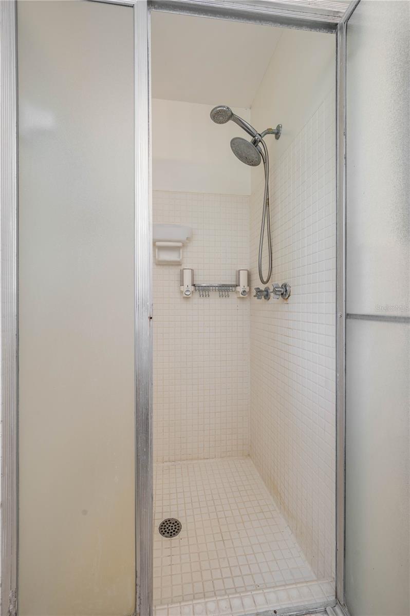 Image 17 of 51 For 18 Aqualane Drive