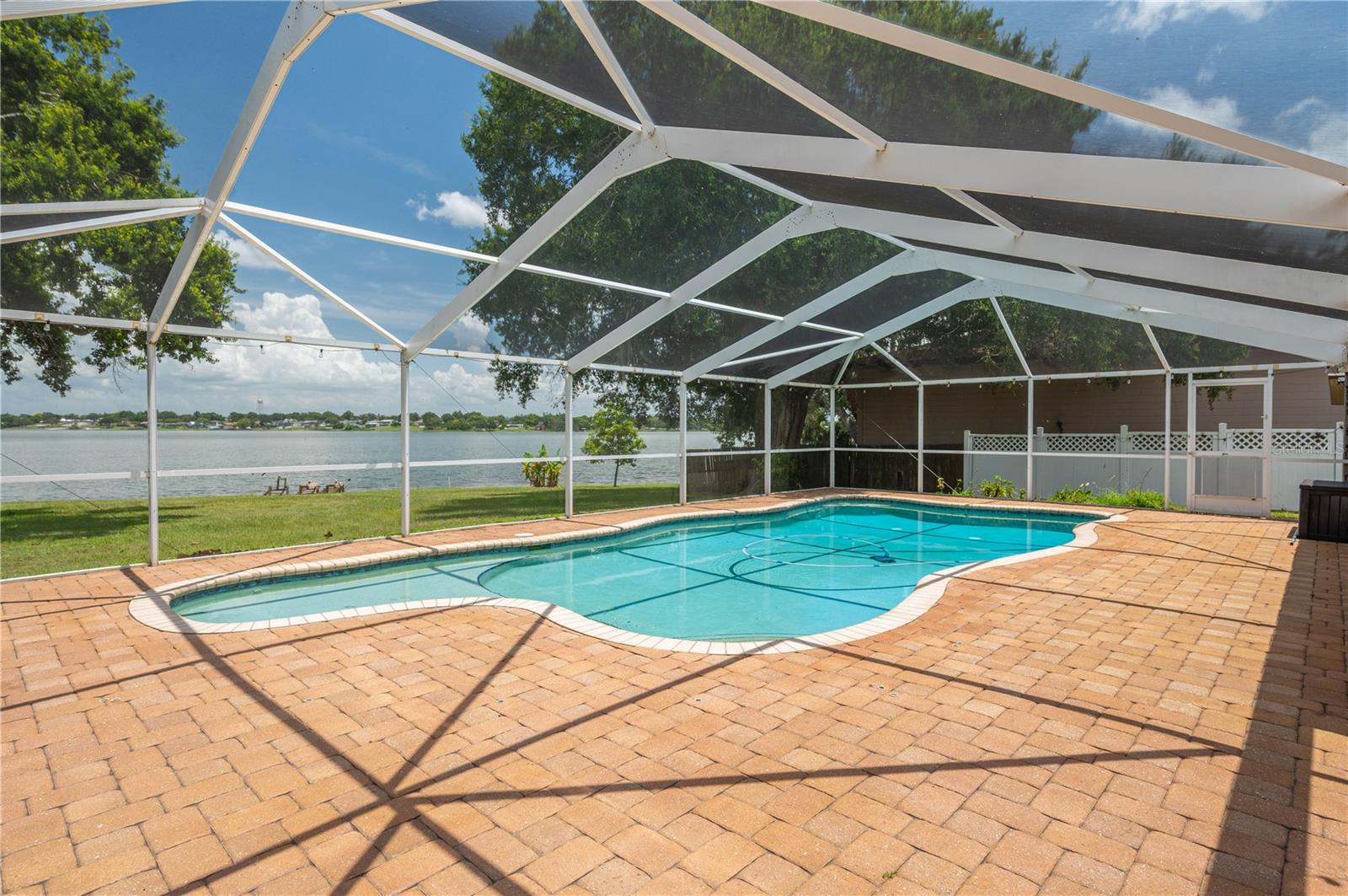 Image 32 of 51 For 18 Aqualane Drive