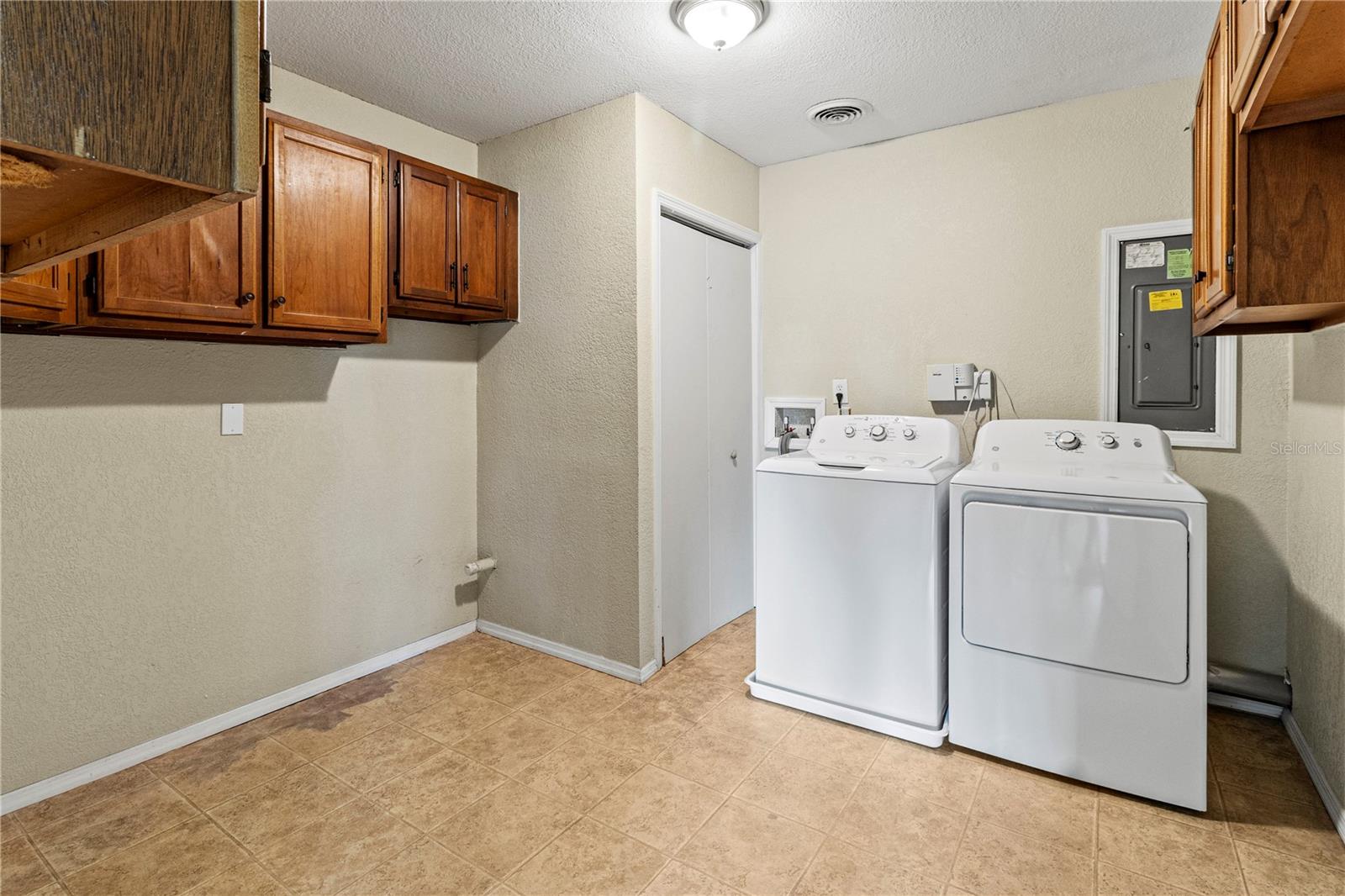 Image 23 of 43 For 3560 Sandpiper Lane