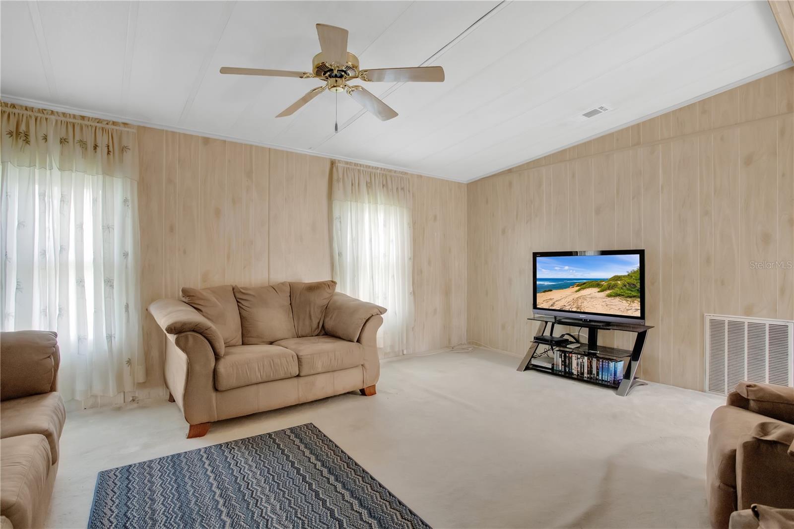 Image 6 of 37 For 6443 Hollyberry Lane Ne