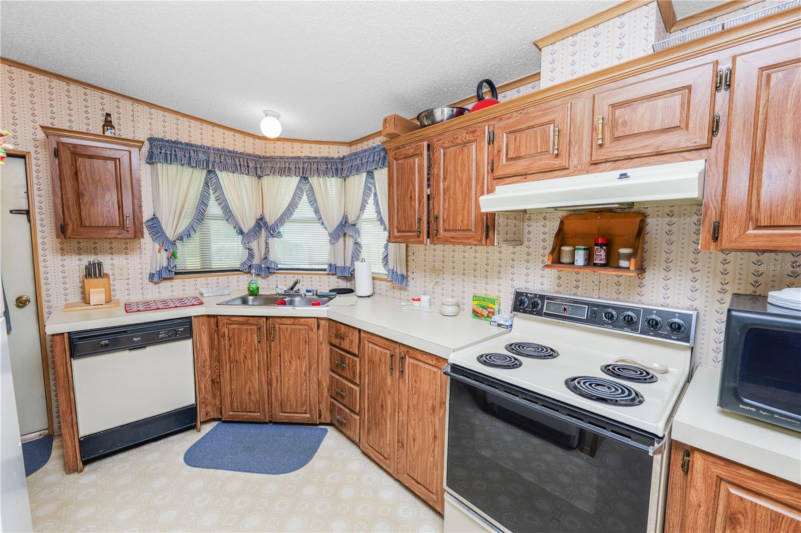 Image 14 of 66 For 6325 Oakview Lane