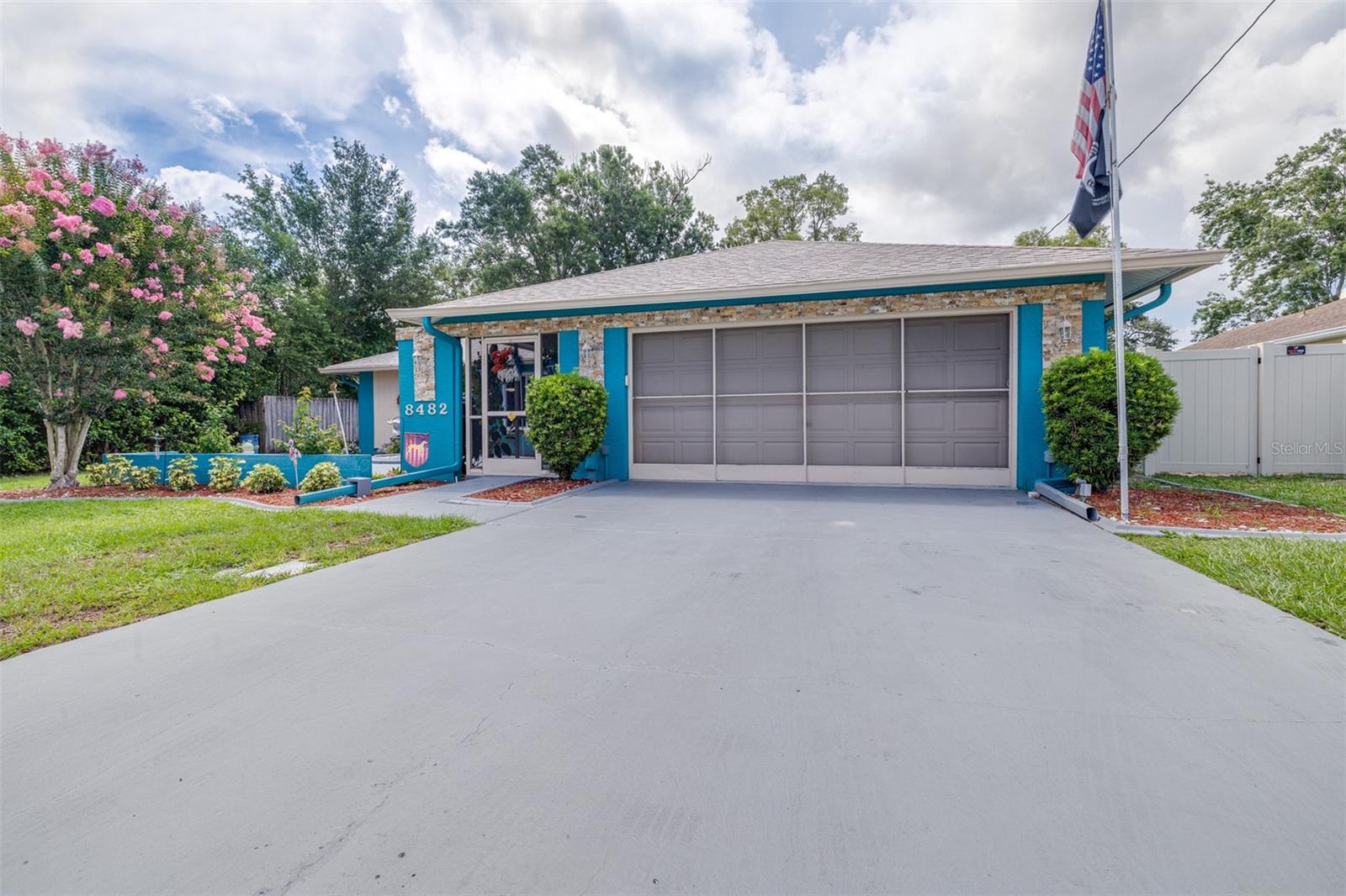 Listing photo id 27 for 8482 Day Street