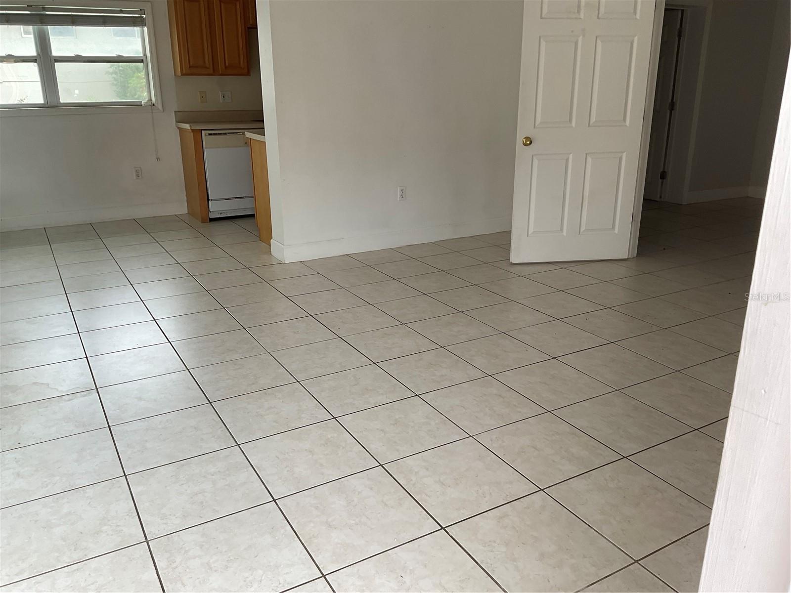 Image 2 of 6 For 2121 Lakeview Drive