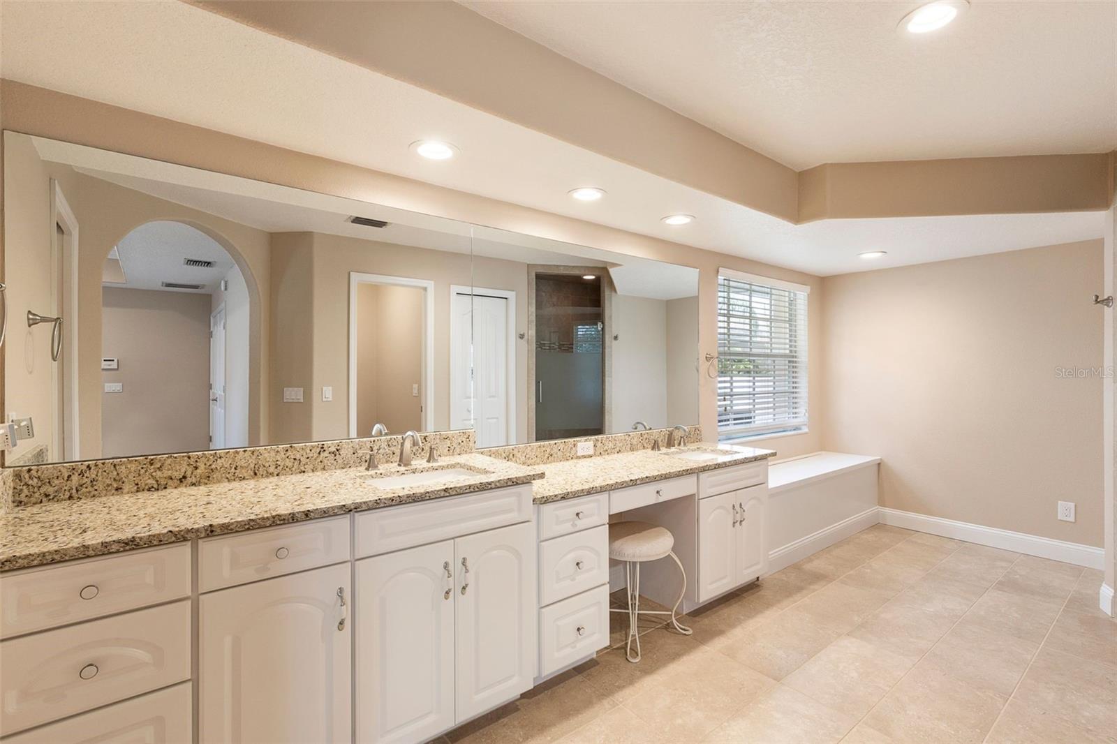 Image 20 of 43 For 5523 Highlands Vista Circle