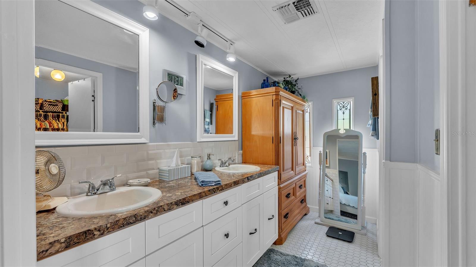 Image 19 of 54 For 2055 S Floral Ave  164