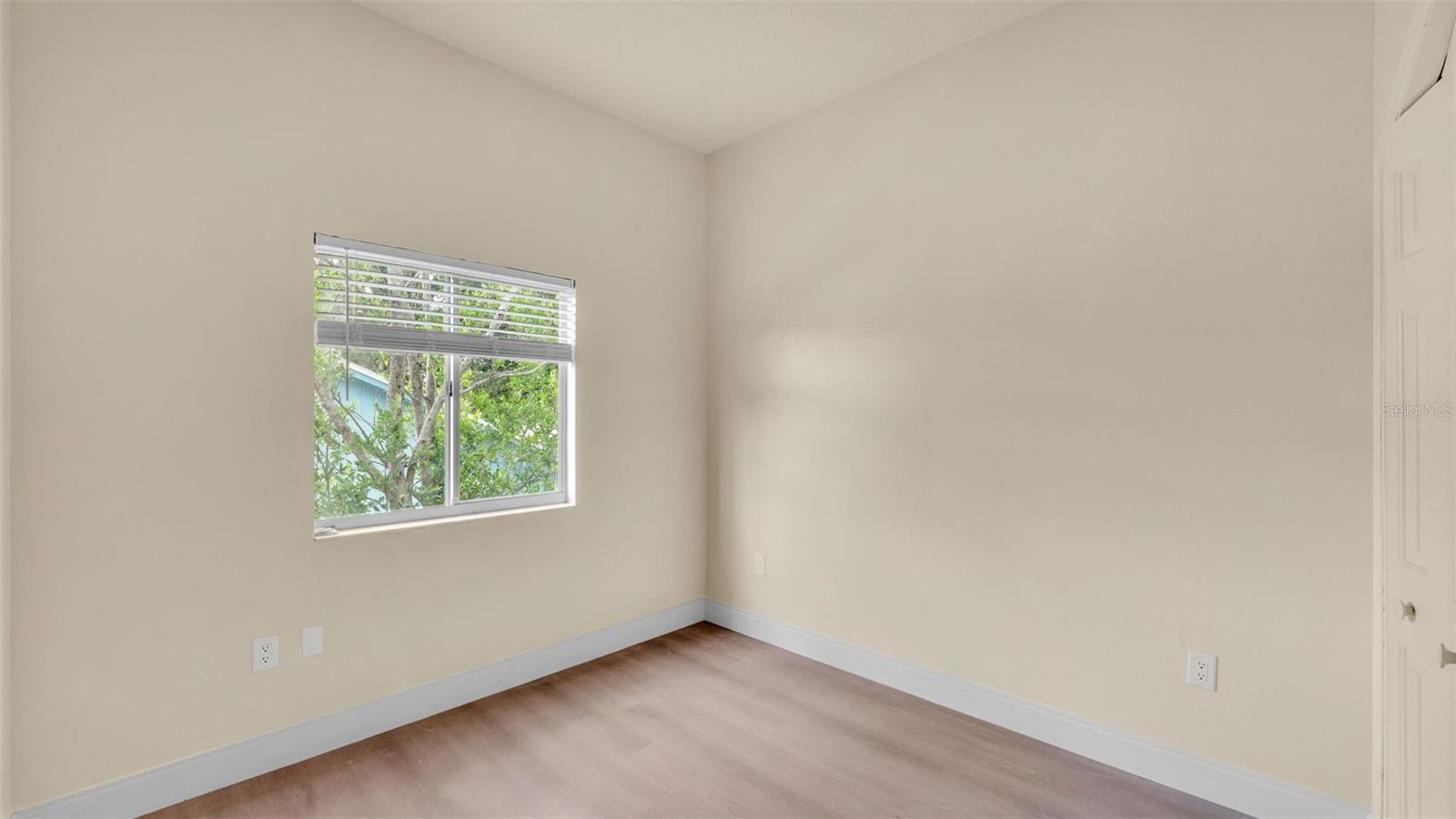 Image 21 of 40 For 1100 Lowry Avenue 69