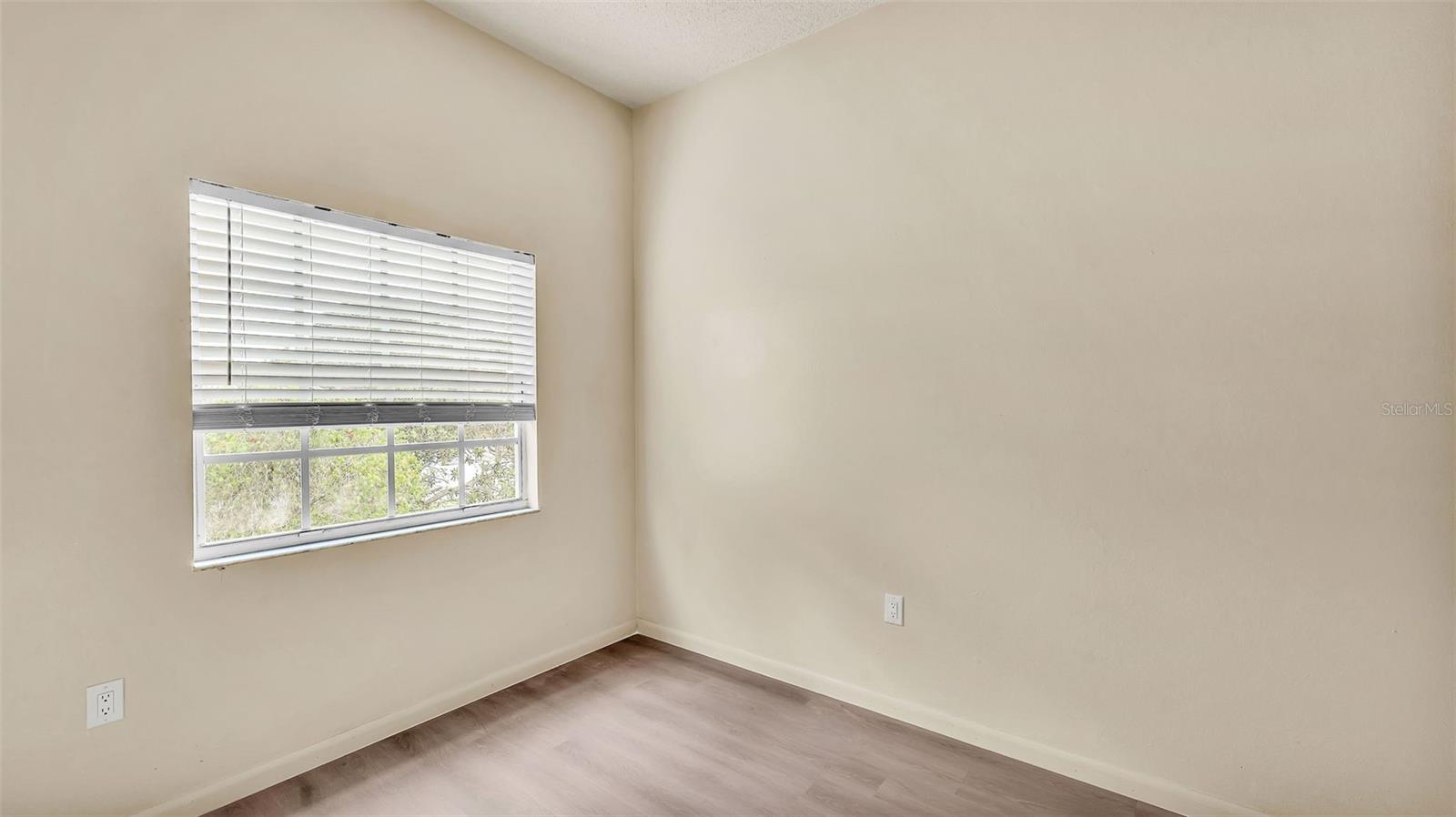 Image 23 of 40 For 1100 Lowry Avenue 69