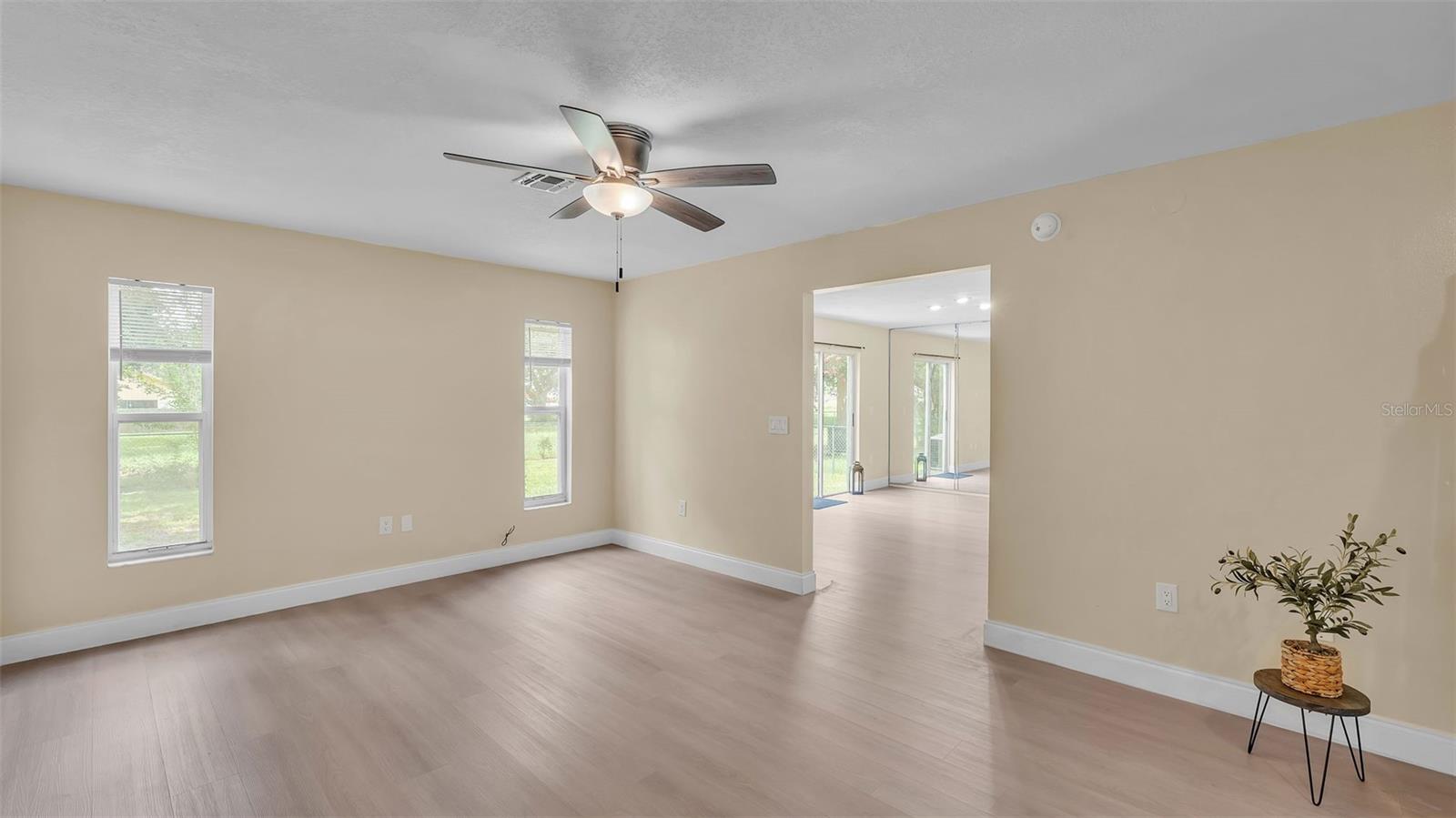 Image 5 of 40 For 1100 Lowry Avenue 69
