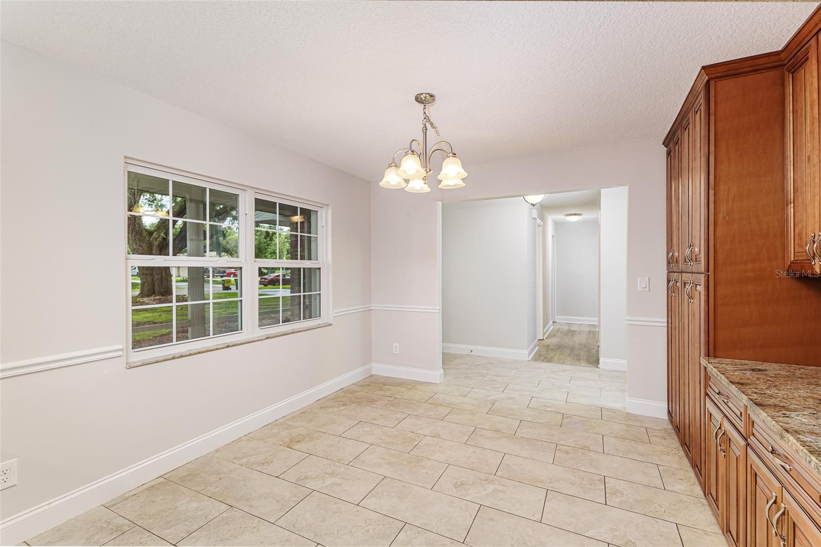 Image 6 of 31 For 537 Heather Court