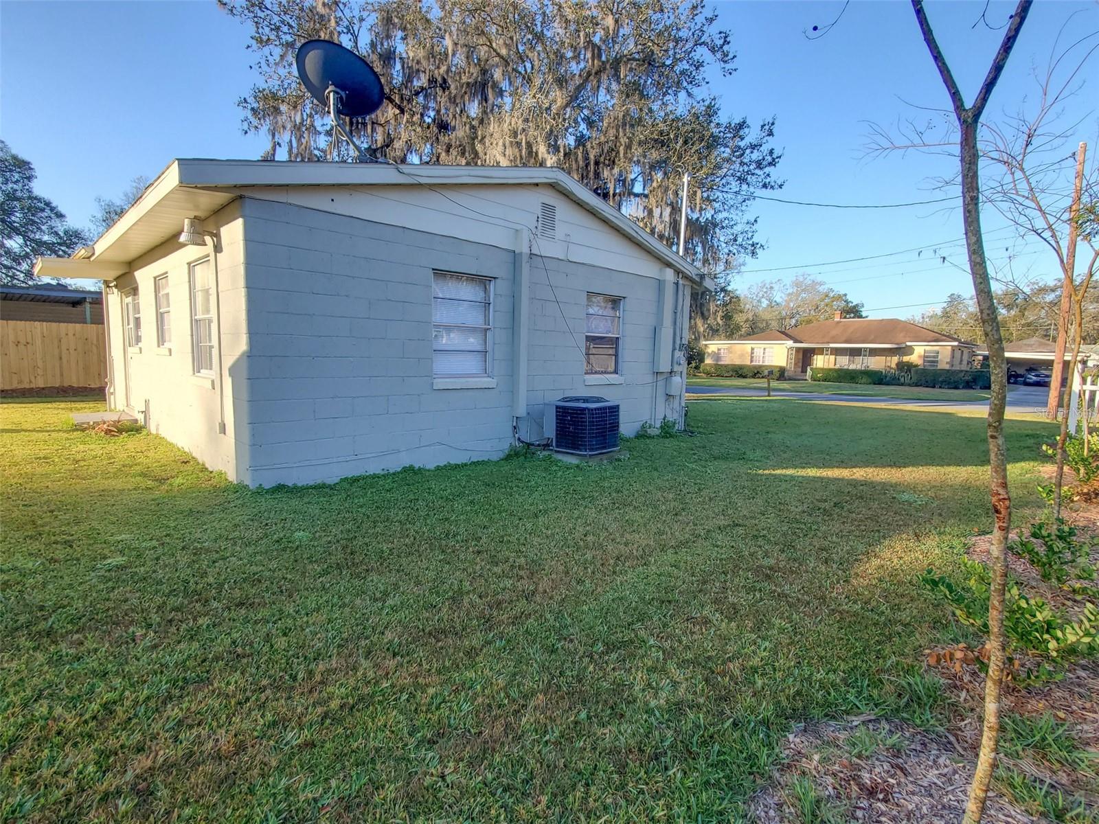 Listing photo id 8 for 602 Johnson Street