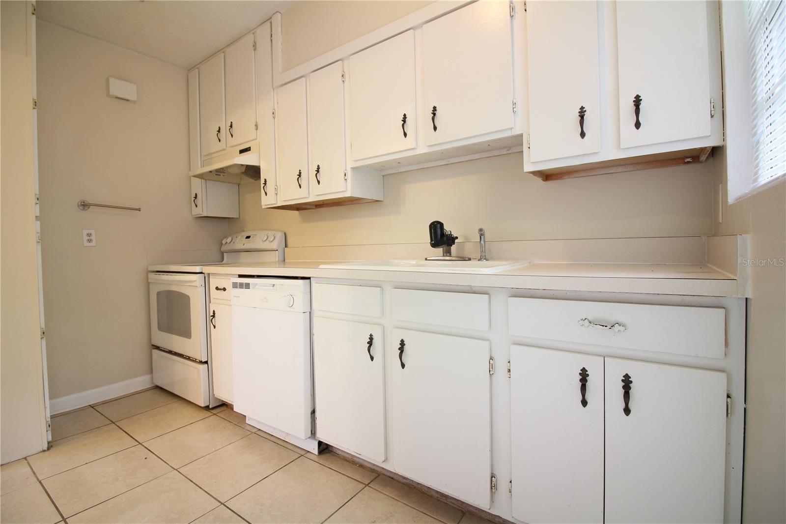 Listing photo id 3 for 602 Johnson Street