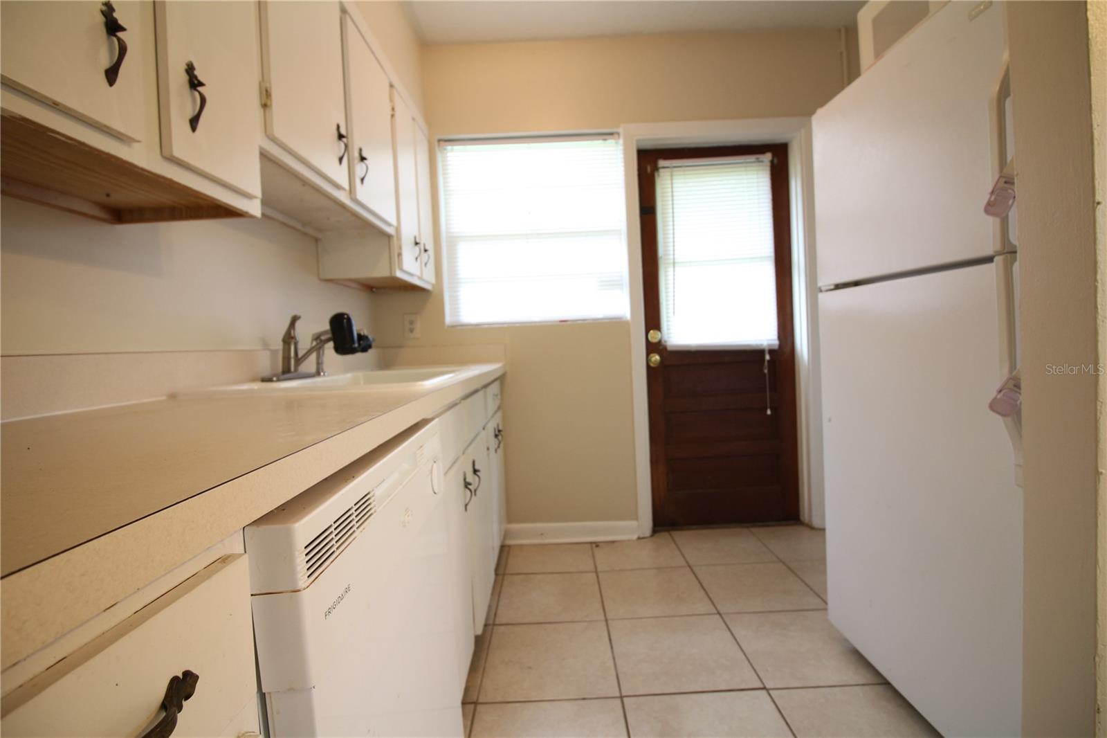 Listing photo id 4 for 602 Johnson Street