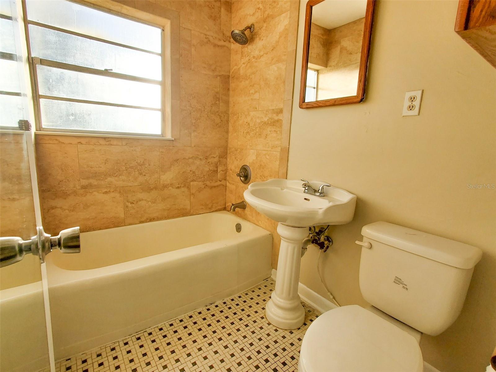 Listing photo id 6 for 602 Johnson Street