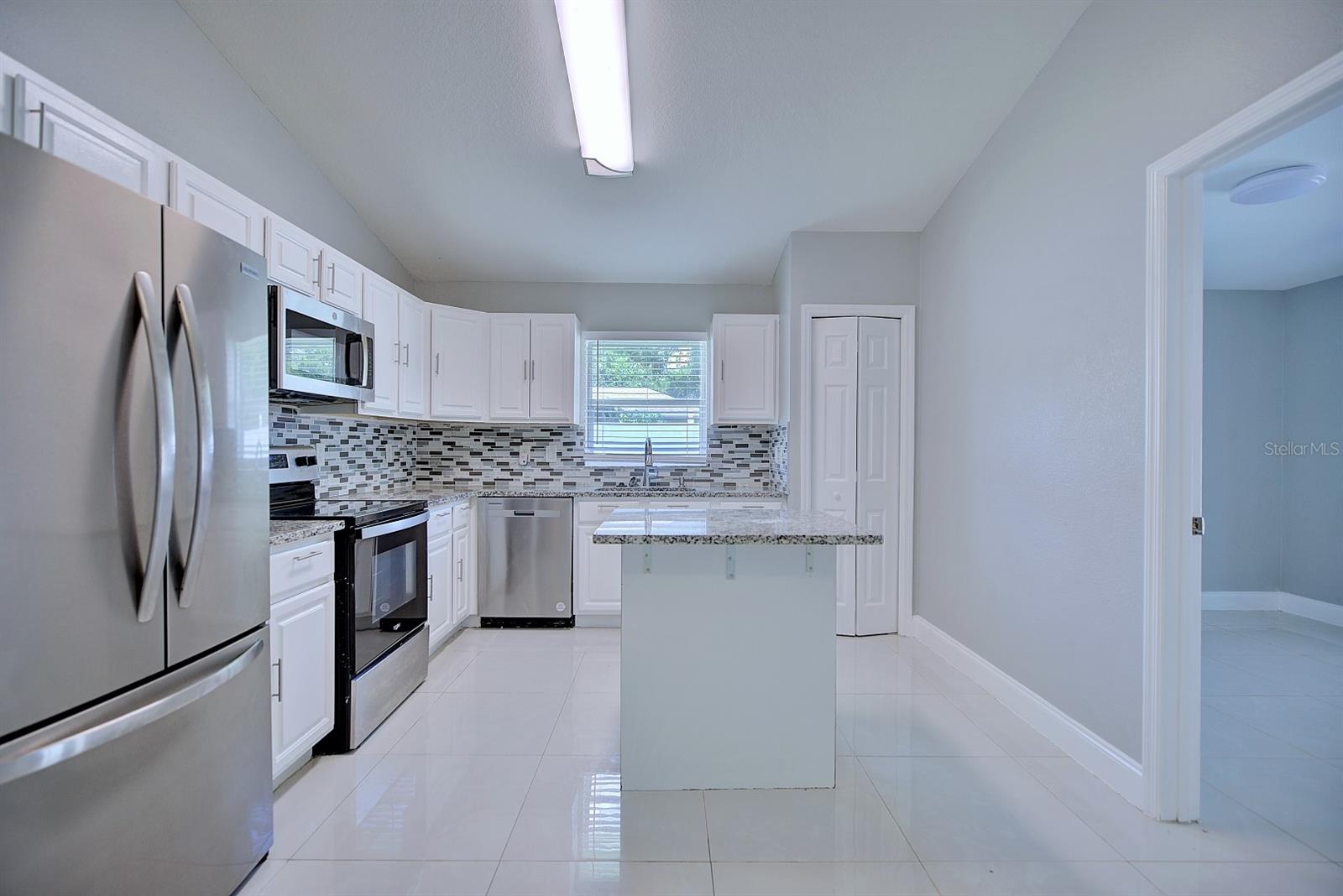 Image 15 of 36 For 3012 King Drive 207