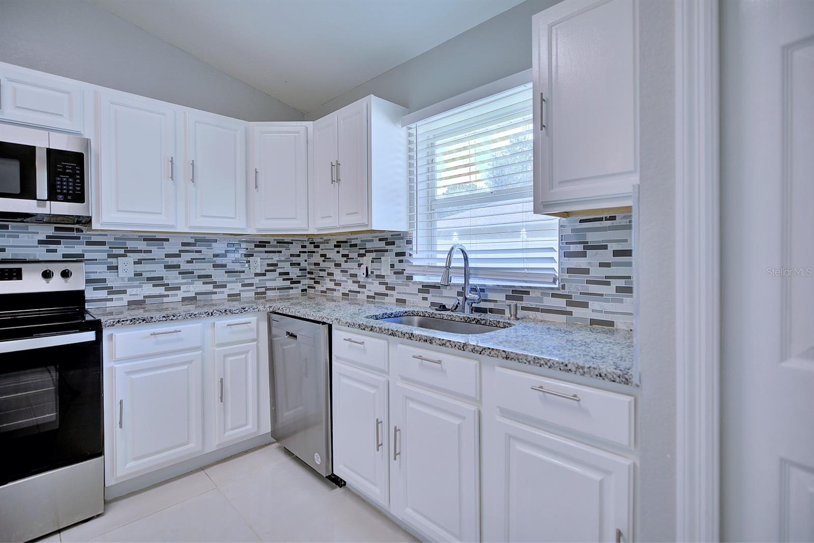 Image 17 of 36 For 3012 King Drive 207