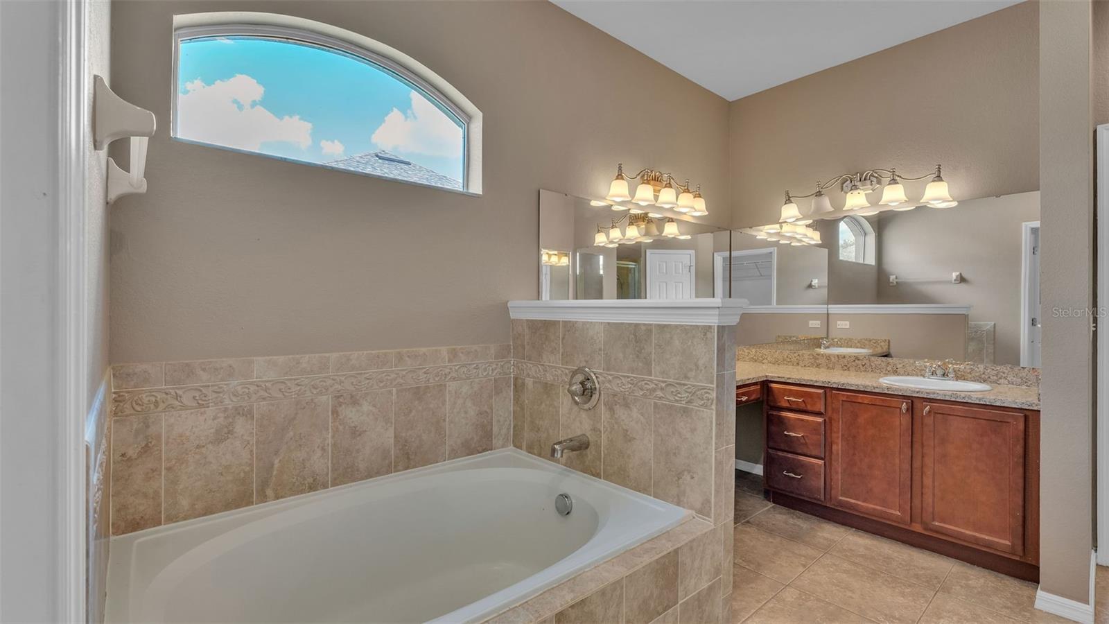 Image 29 of 59 For 2932 Blackwater Creek Dr
