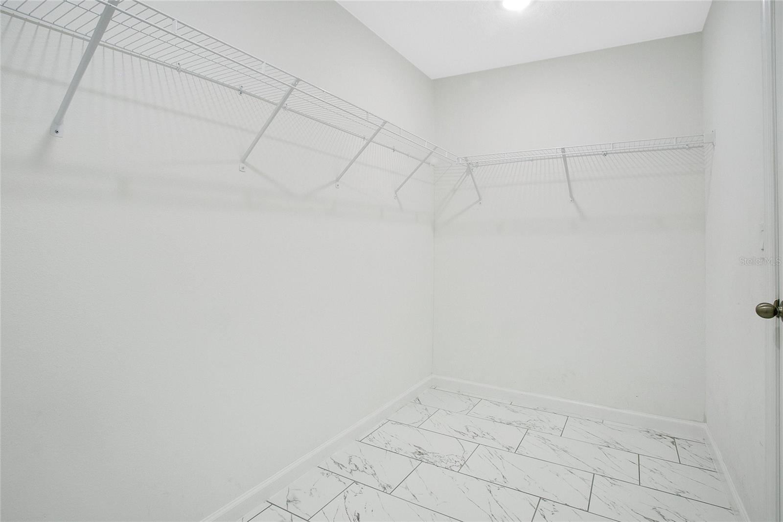 Image 11 of 23 For 207 Denton Avenue