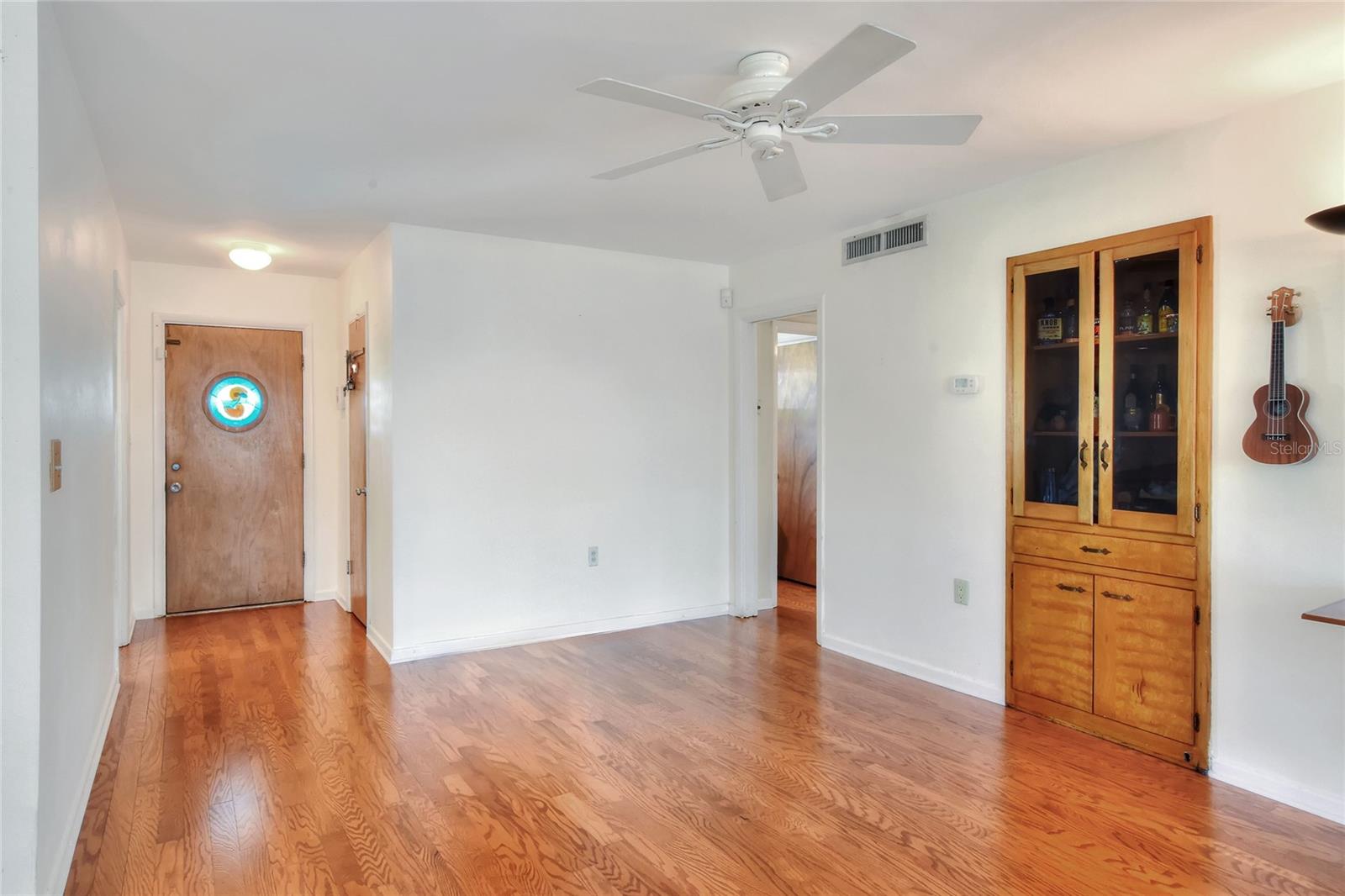 Image 4 of 51 For 2635 Martin Avenue