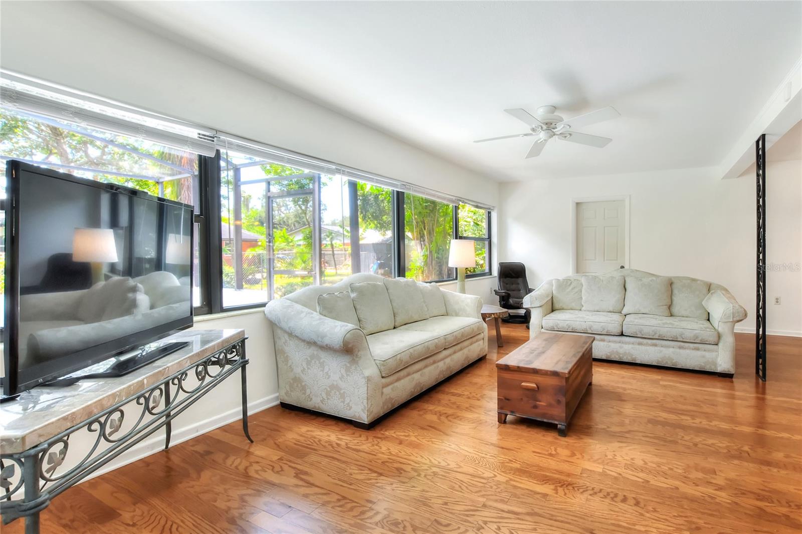 Image 9 of 51 For 2635 Martin Avenue