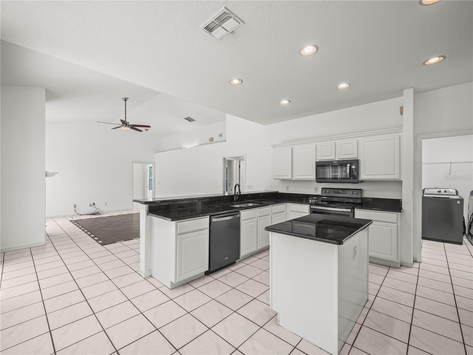 Listing photo id 10 for 3504 Kilmer Drive