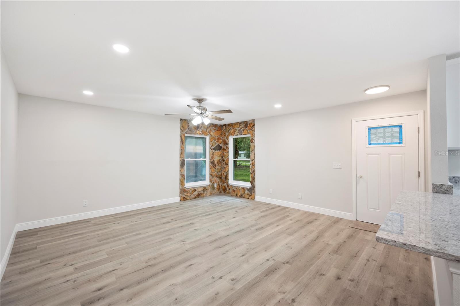Image 4 of 41 For 4215 Glenoak Drive N