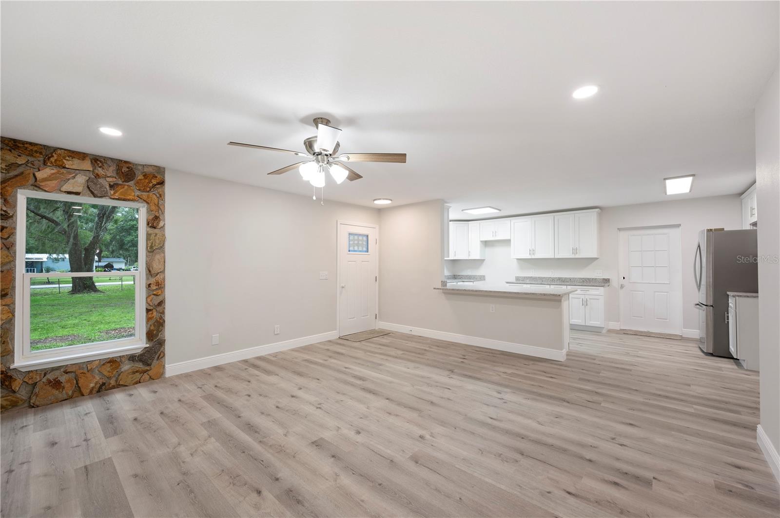 Image 5 of 41 For 4215 Glenoak Drive N