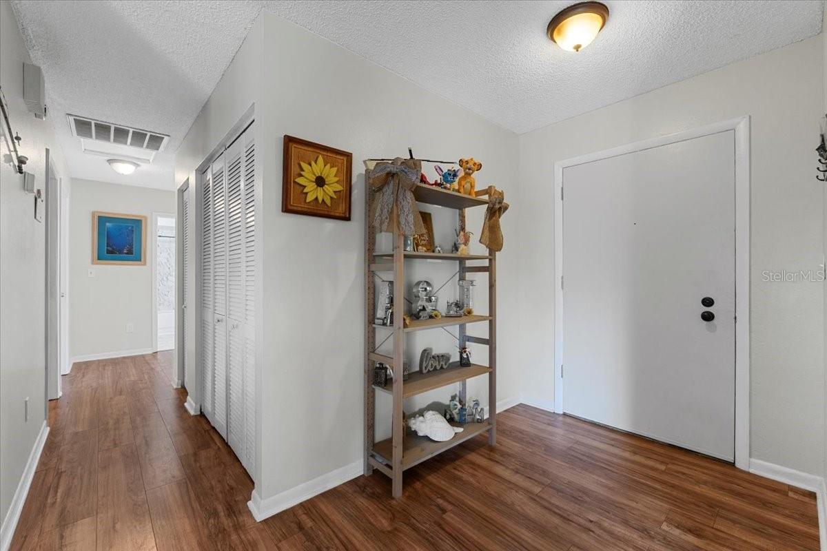 Listing photo id 9 for 512 Hilldale Road