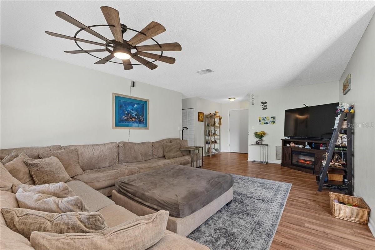 Listing photo id 10 for 512 Hilldale Road