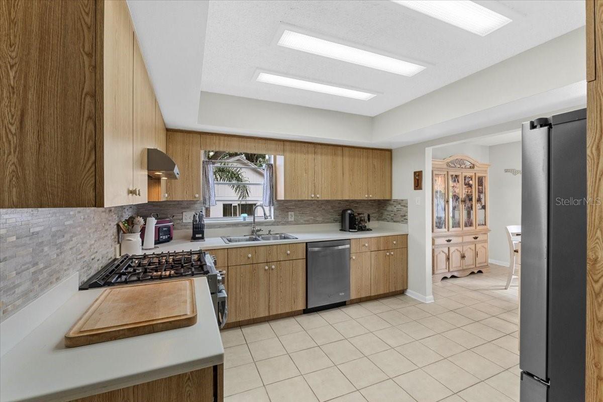 Listing photo id 15 for 512 Hilldale Road