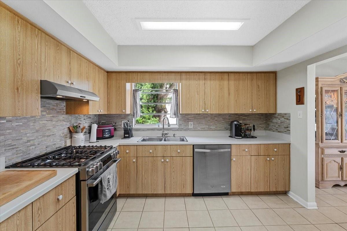 Listing photo id 17 for 512 Hilldale Road