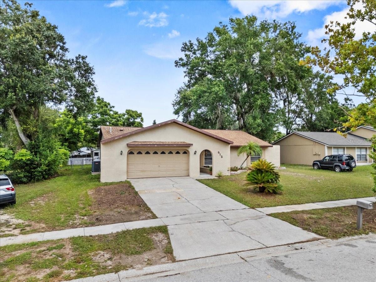 Listing photo id 0 for 512 Hilldale Road