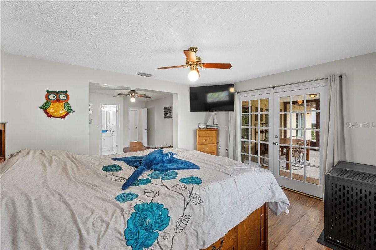 Listing photo id 21 for 512 Hilldale Road