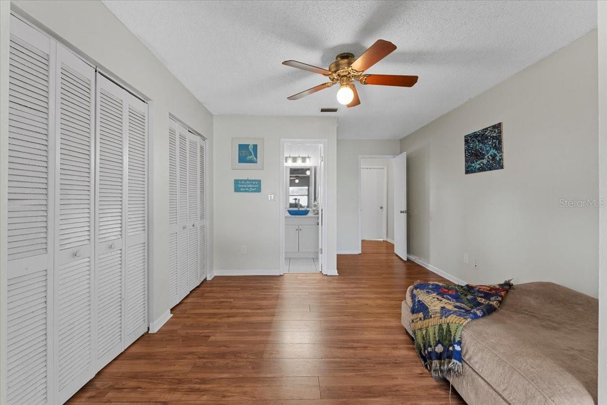Listing photo id 26 for 512 Hilldale Road