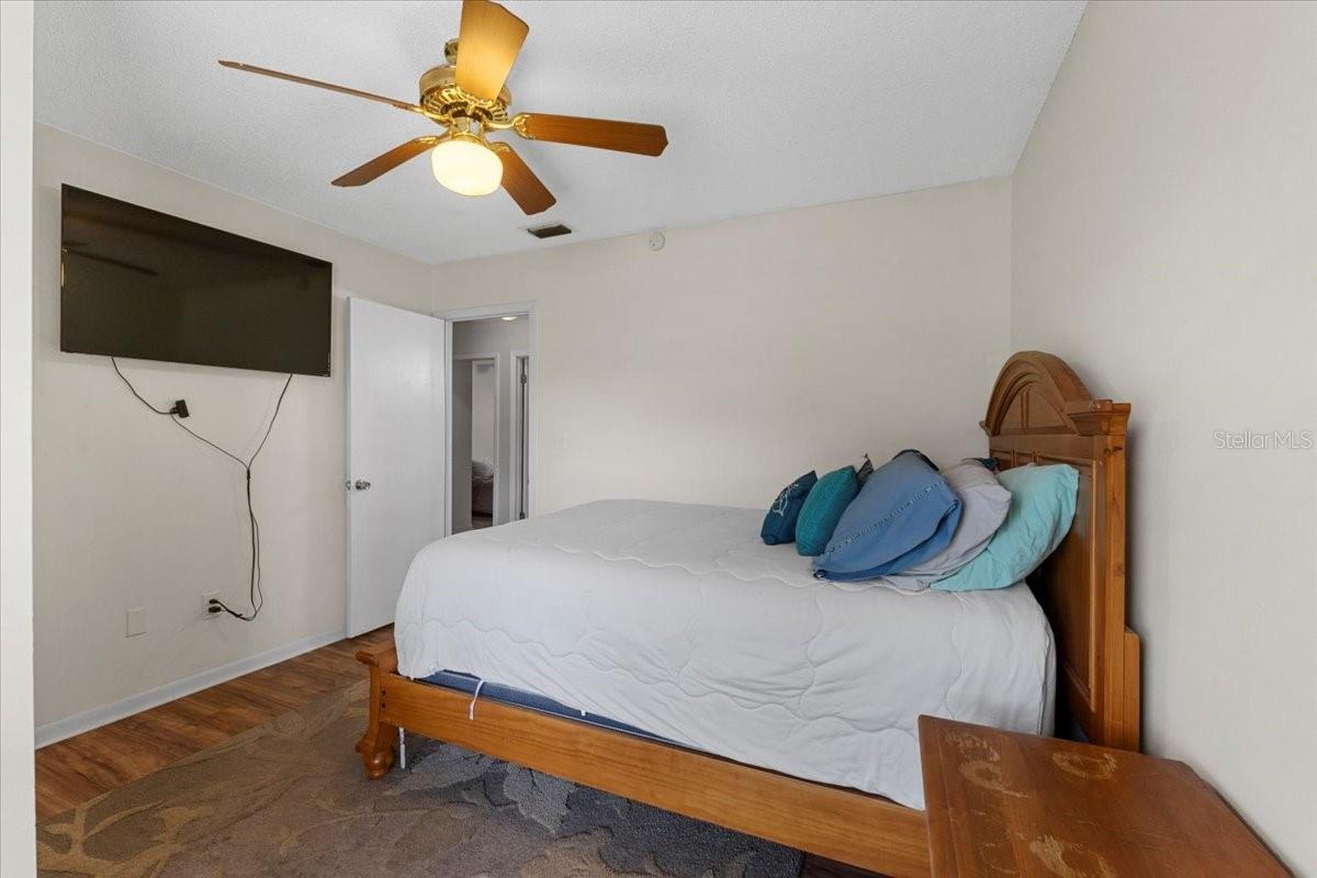 Listing photo id 27 for 512 Hilldale Road